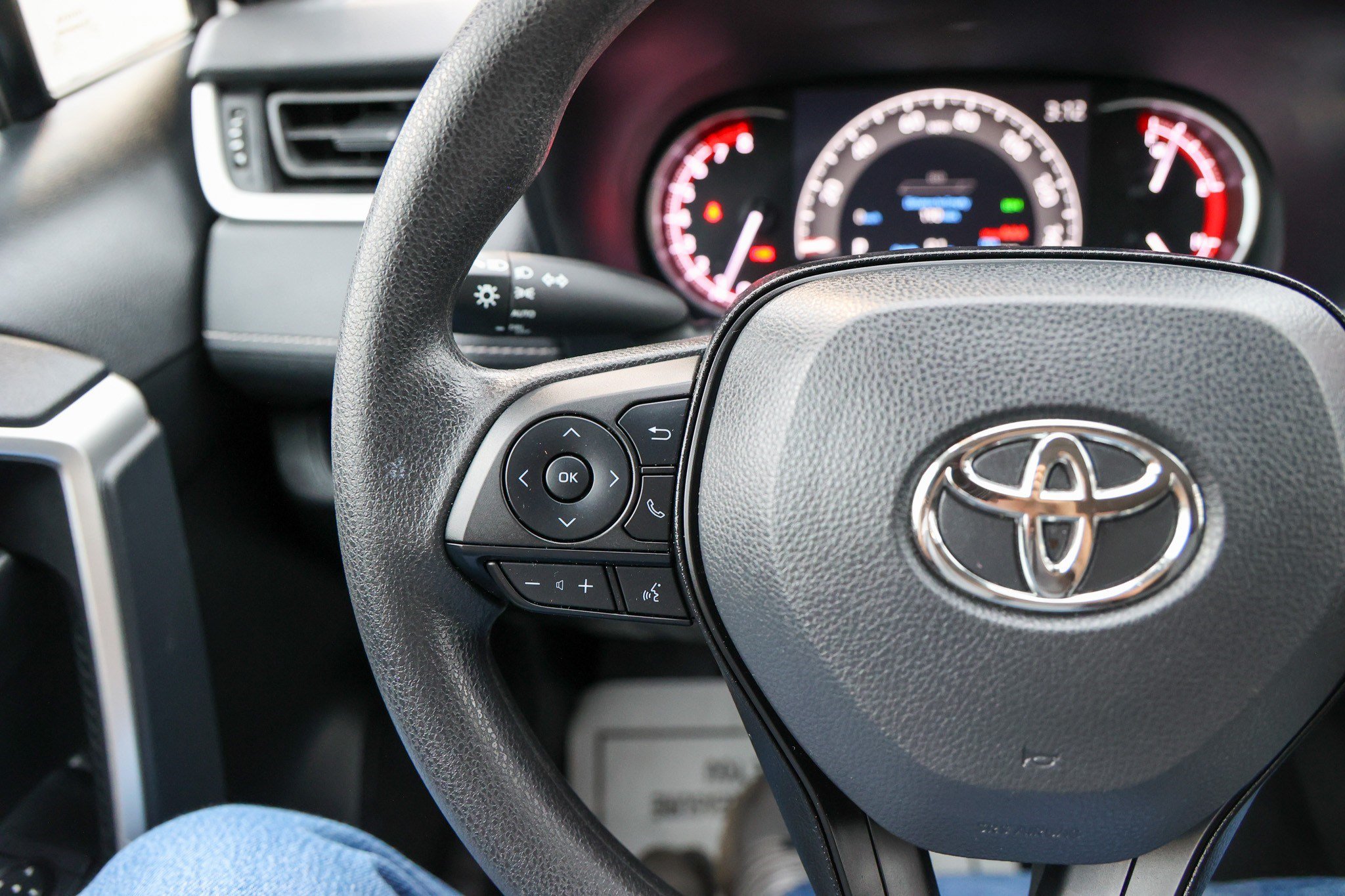 Certified 2025 Toyota RAV4 XLE FWD image 17
