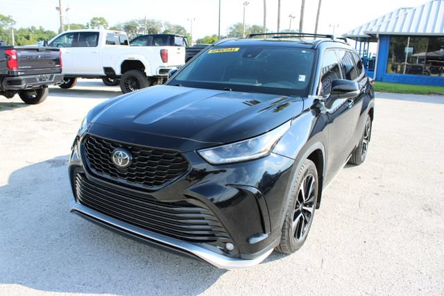 Used 2022 Toyota Highlander XSE AWD/4WD image 3