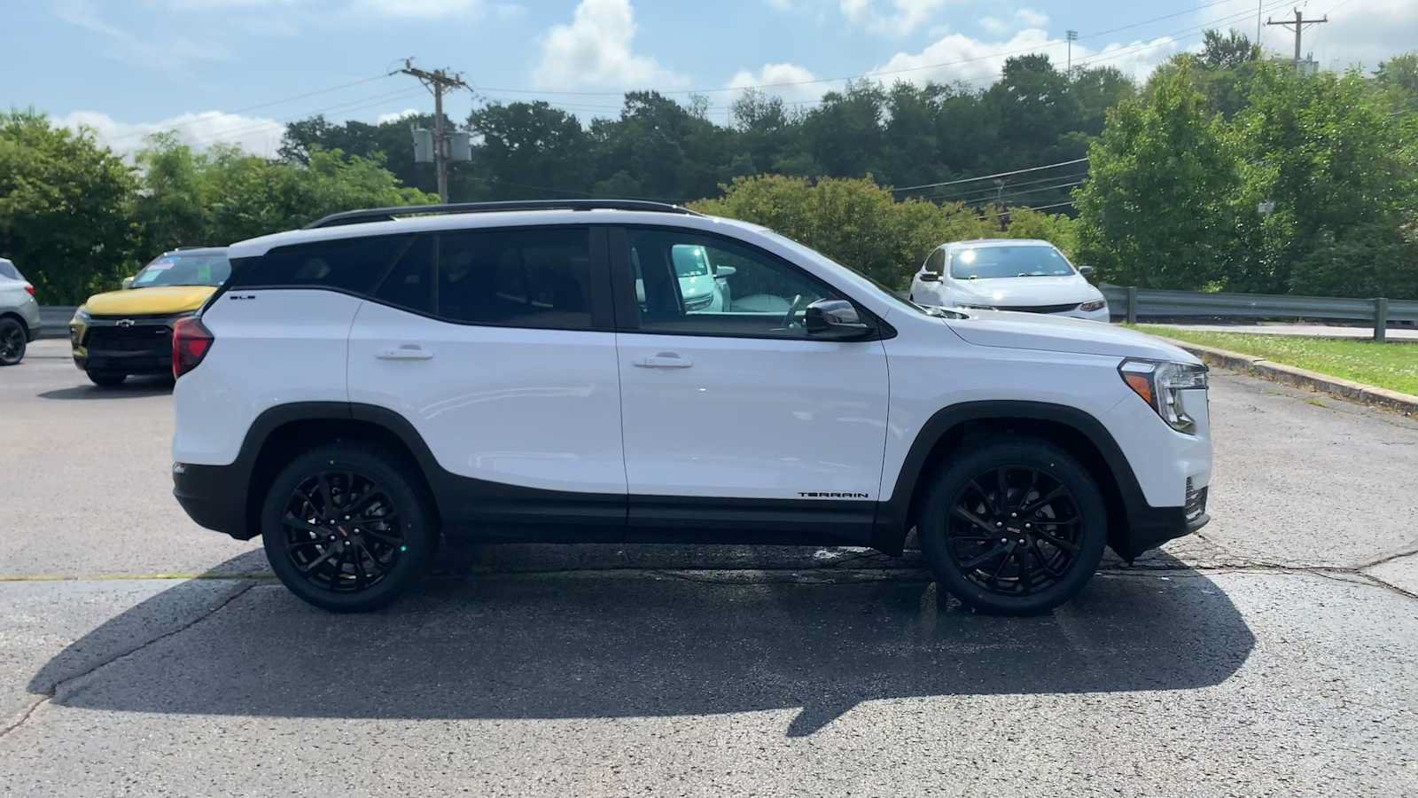 Certified 2024 GMC Terrain SLE w/ Driver Convenience Package AWD/4WD image 9