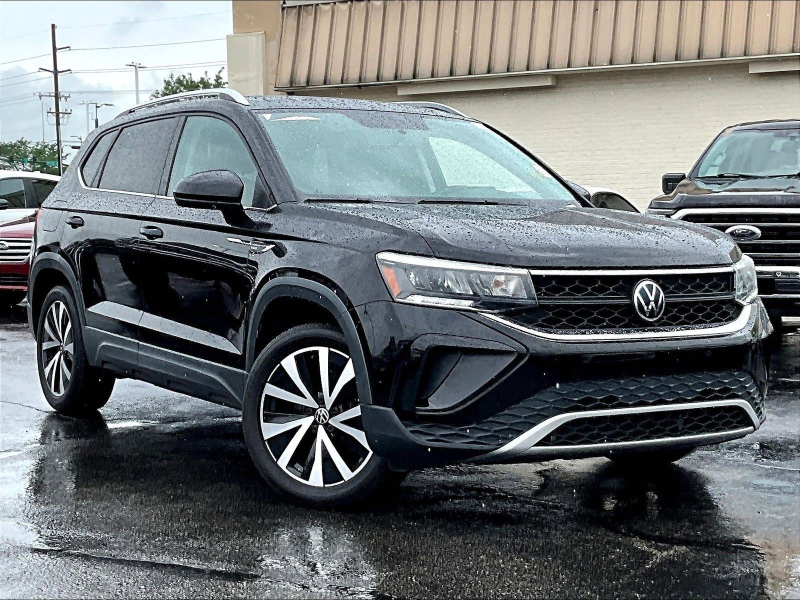 Used 2022 Volkswagen Taos SE w/ Panoramic Sunroof Package AWD/4WD image 3