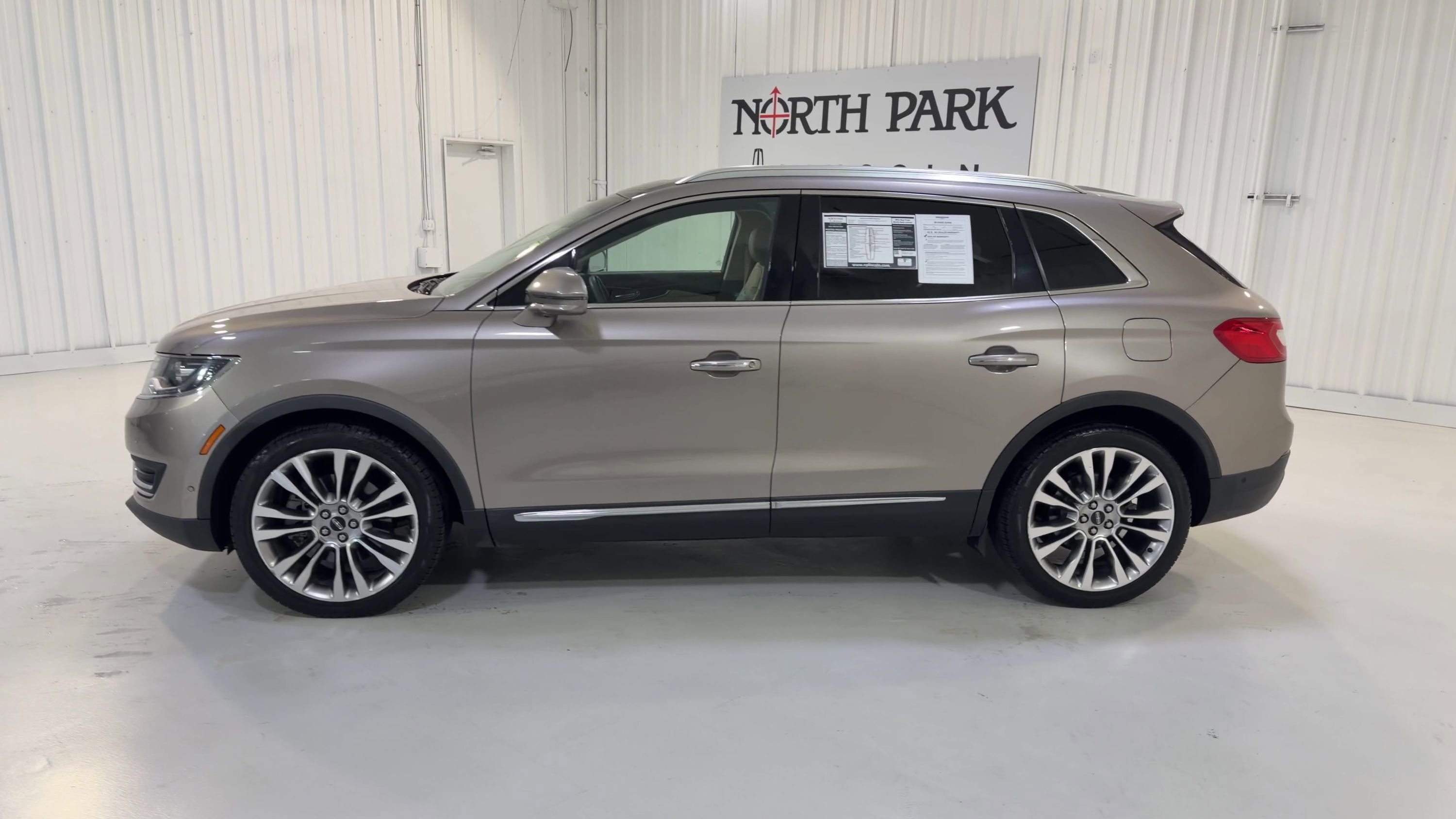 Used 2018 Lincoln MKX Reserve w/ Driver Assistance Package FWD image 6