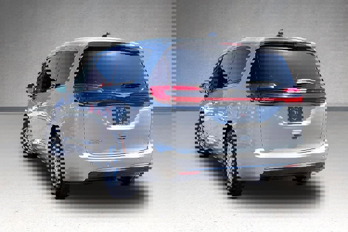 Used 2024 Chrysler Pacifica Touring-L image 31