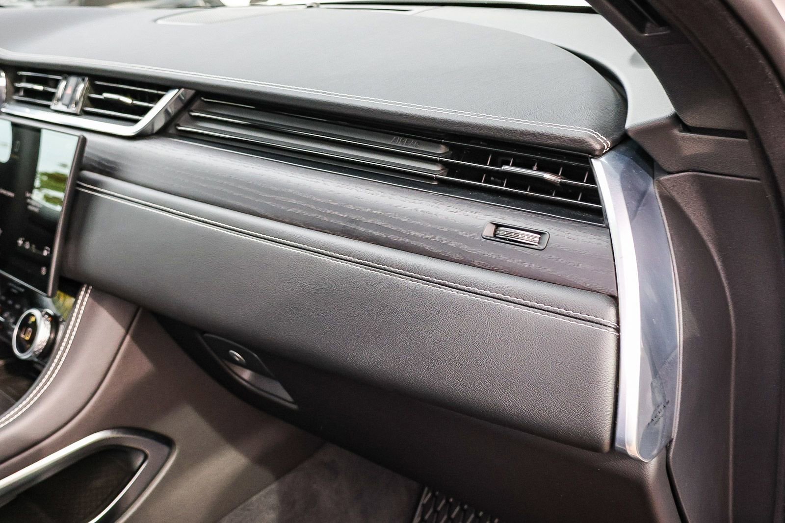 Used 2025 Jaguar F-PACE R-Dynamic S image 17