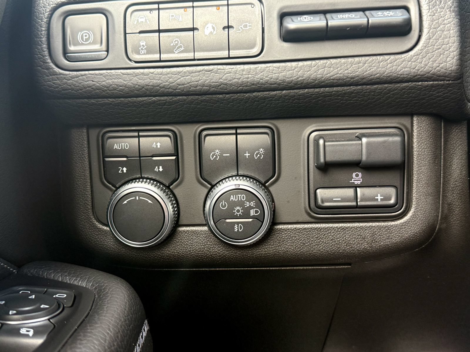 Certified 2021 GMC Yukon Denali w/ Denali Premium Package AWD/4WD image 43