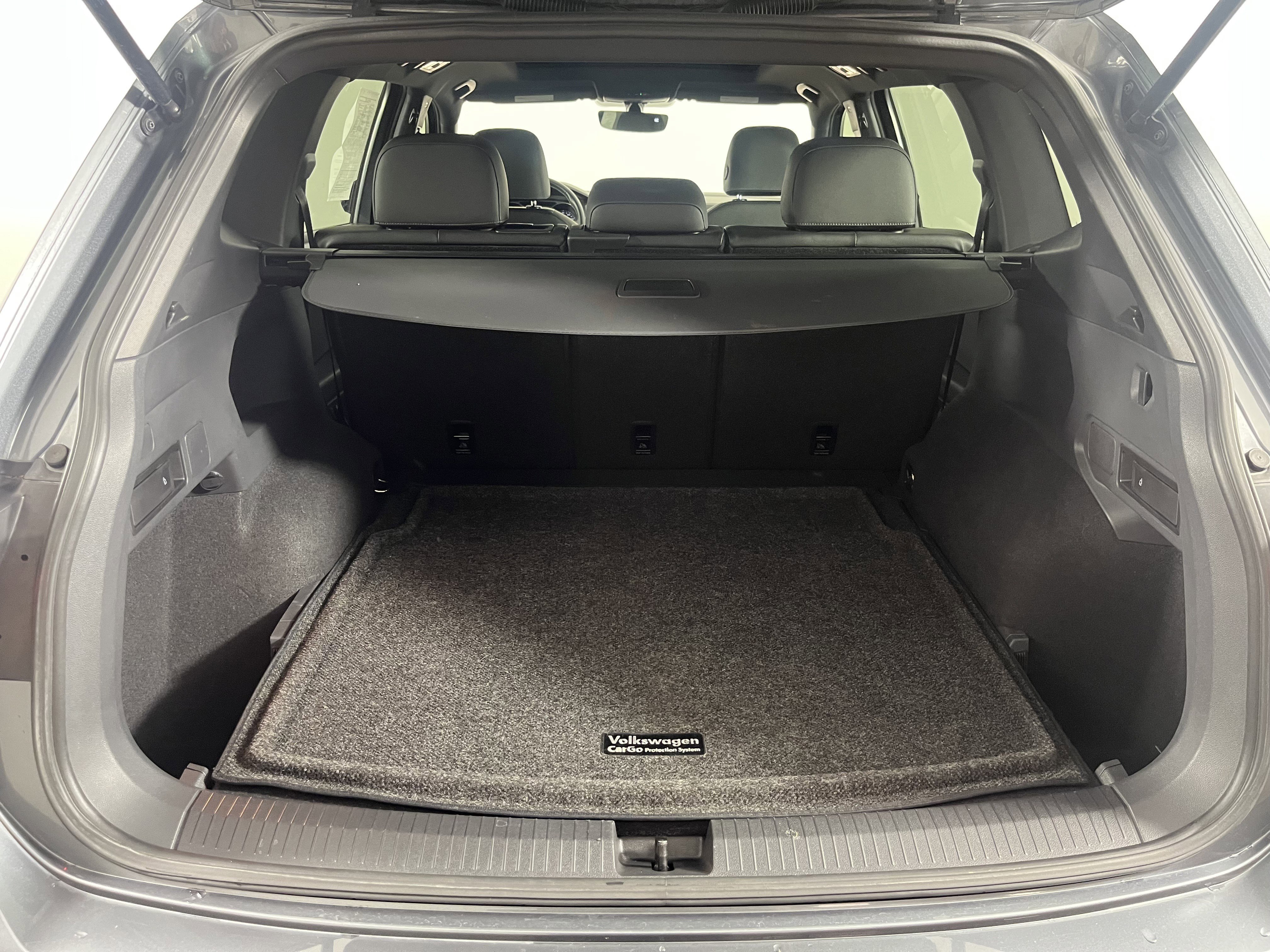 Used 2020 Volkswagen Tiguan SE R-Line image 28