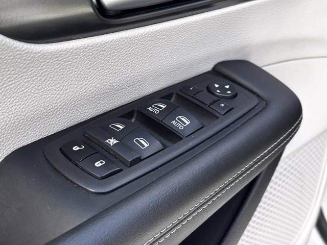 Used 2024 Chrysler Pacifica Touring-L image 19