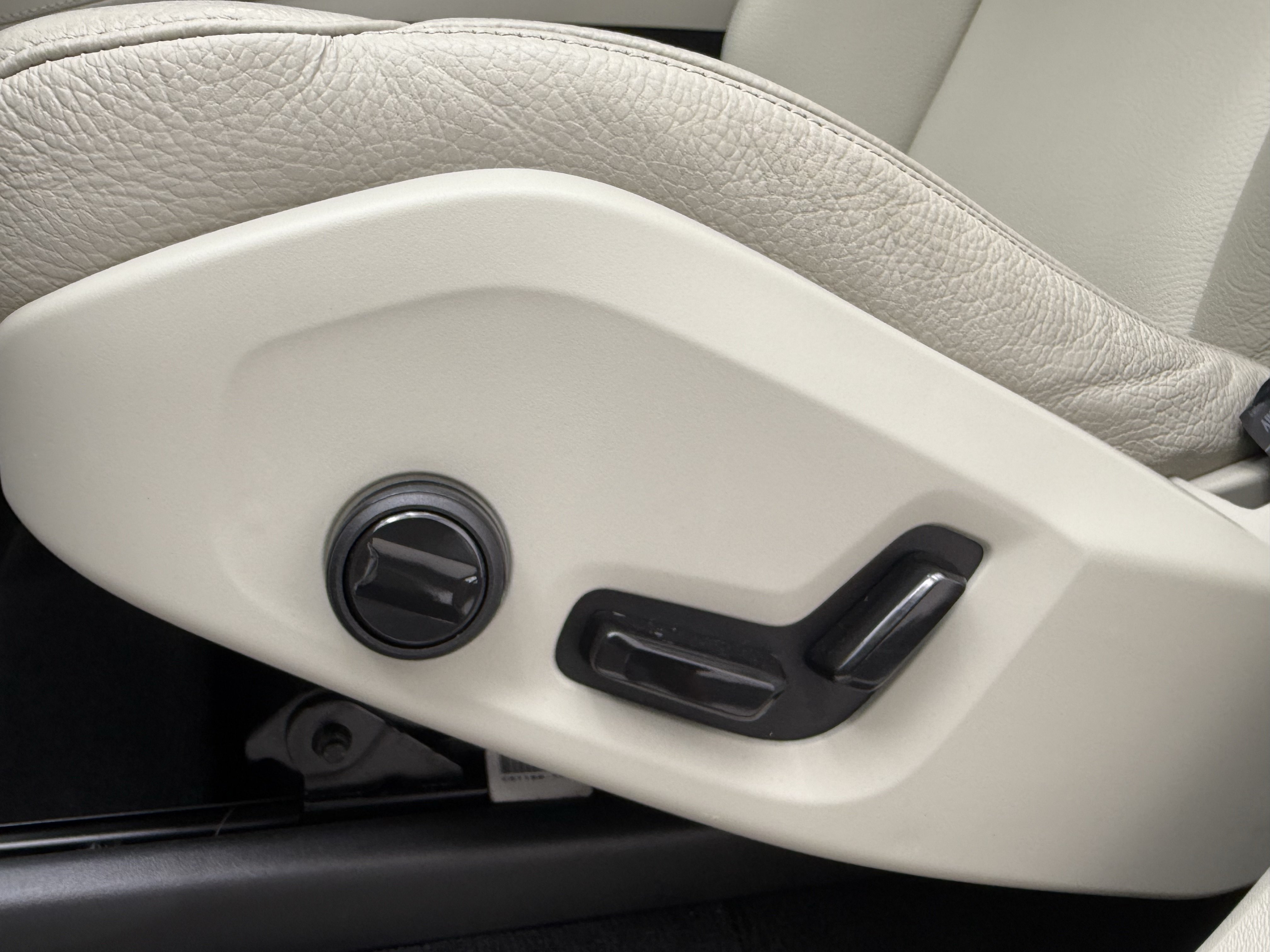 Certified 2024 Volvo XC90 B5 Plus AWD/4WD image 28
