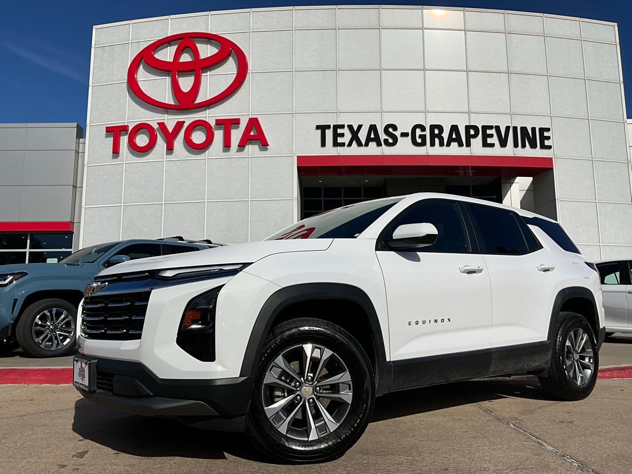 Used 2025 Chevrolet Equinox LT image 2