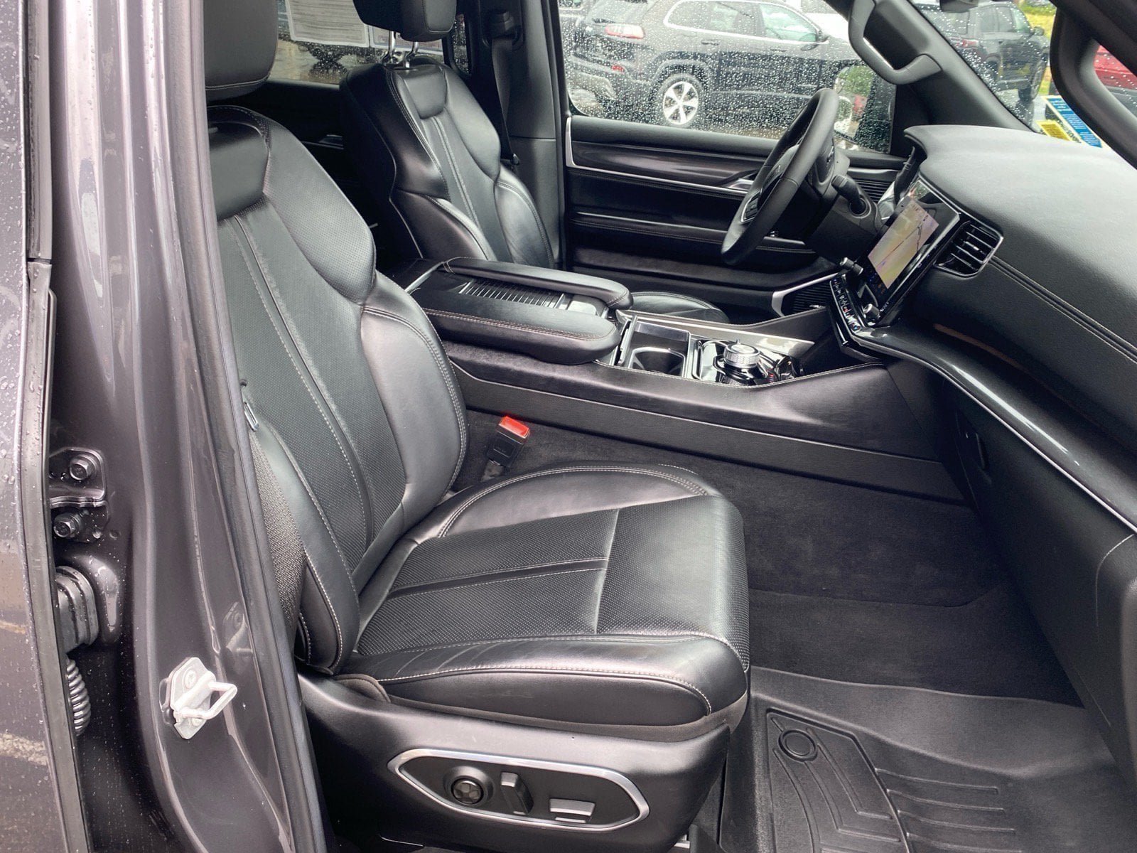 Used 2022 Jeep Wagoneer Series I AWD/4WD image 26