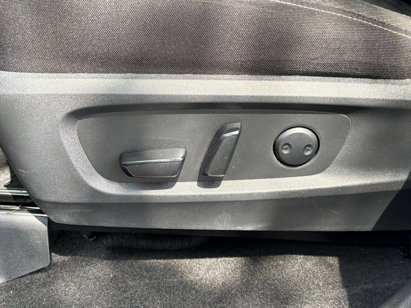 Used 2025 Nissan Pathfinder SV FWD image 21
