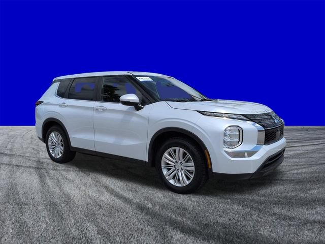 Used 2023 Mitsubishi Outlander ES FWD image 2
