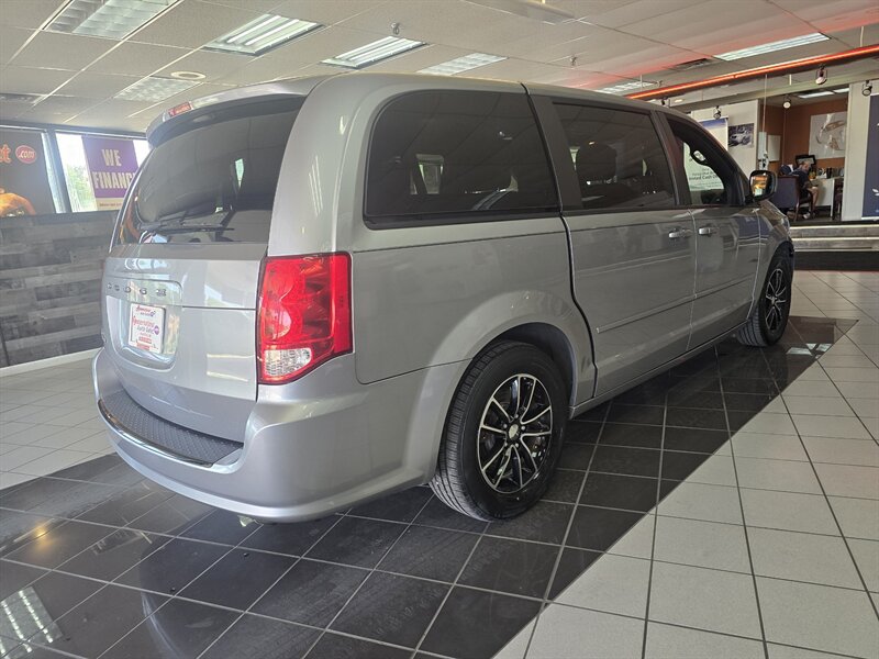 Used 2017 Dodge Grand Caravan SE FWD image 4