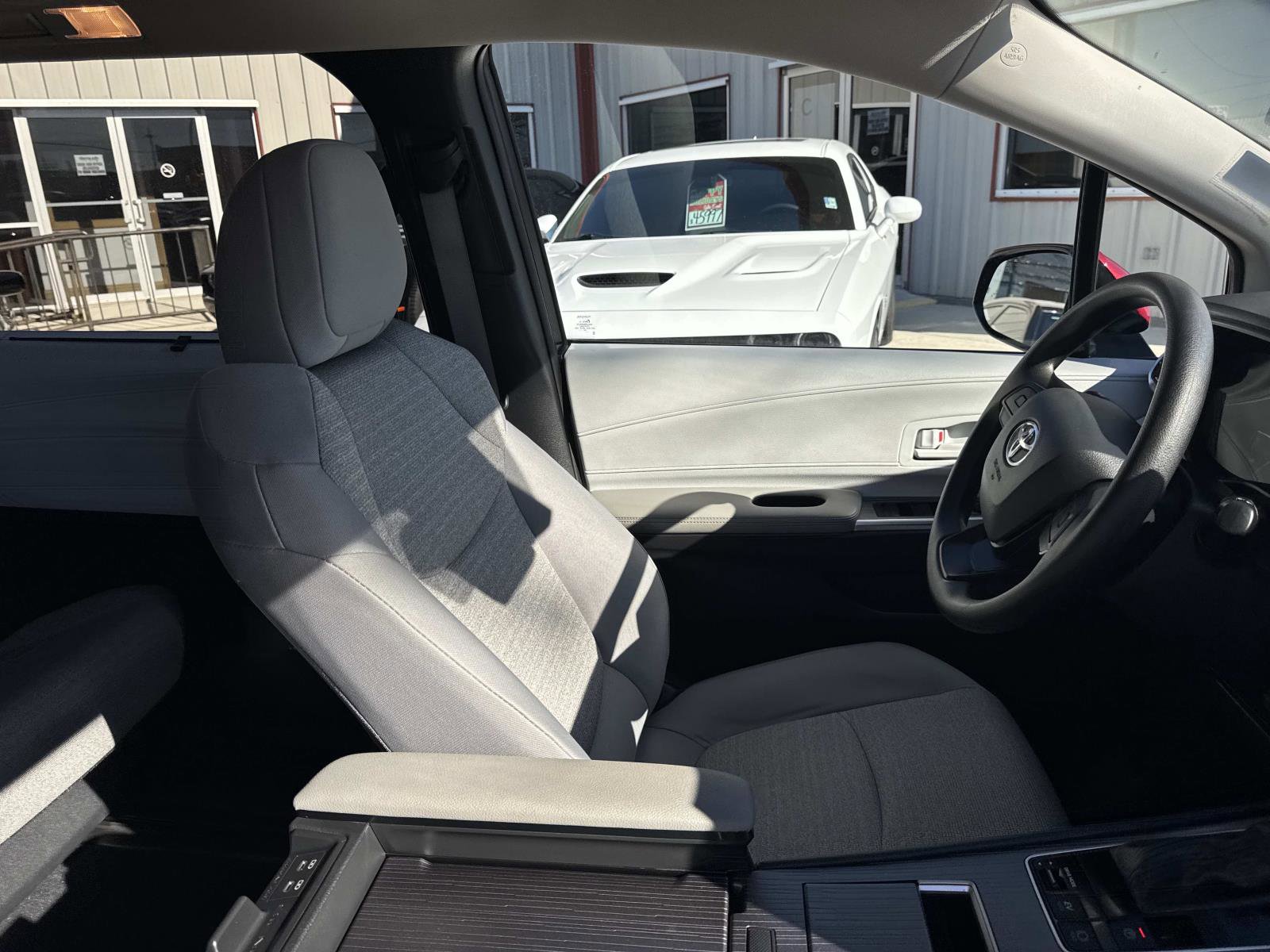 Used 2025 Toyota Sienna LE image 10
