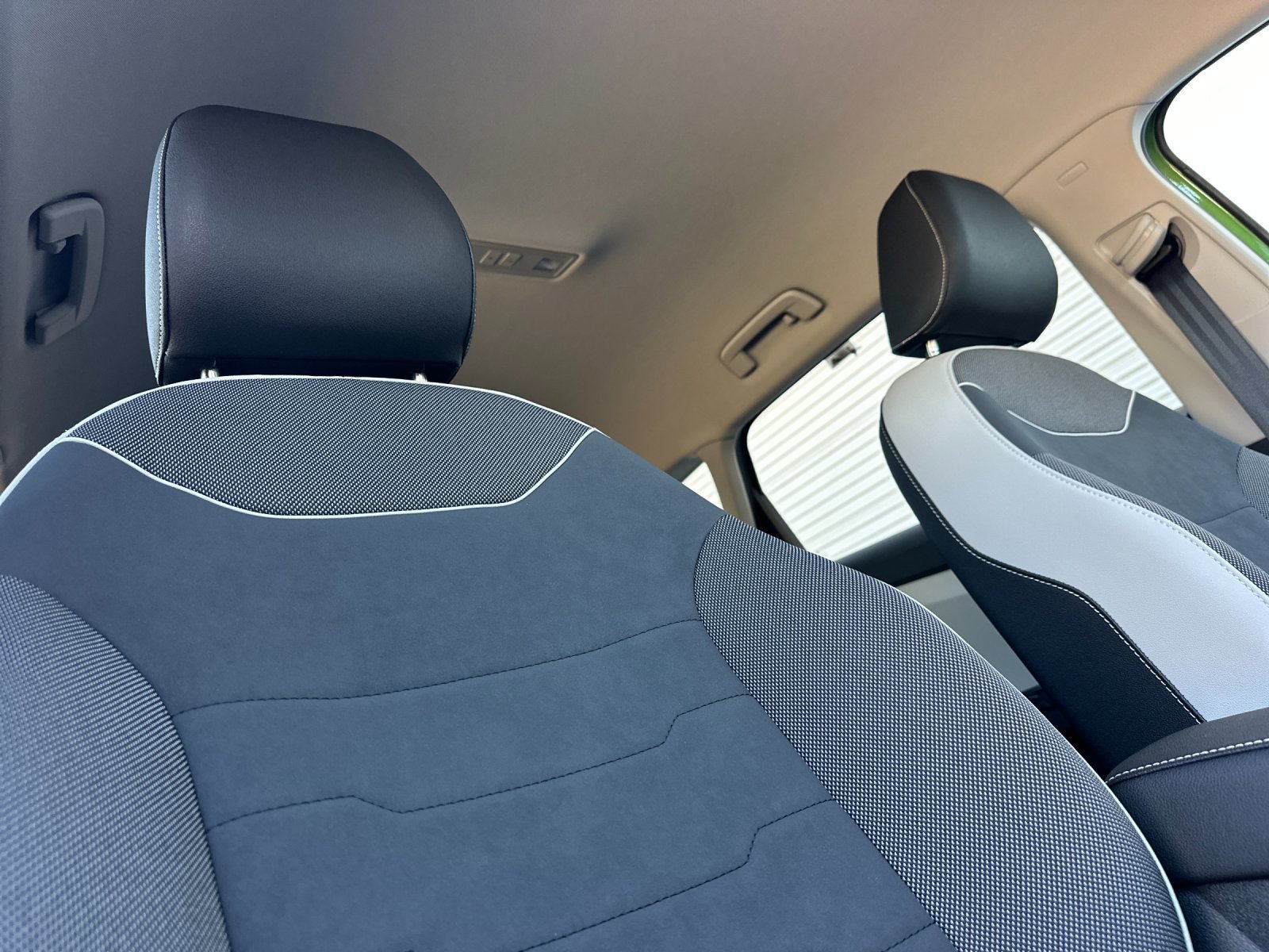 New 2027 Volkswagen Taos SE FWD image 17