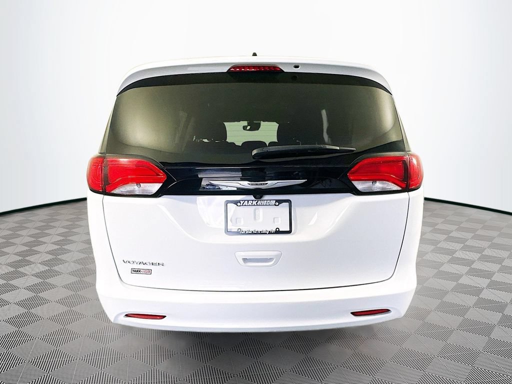 Certified 2023 Chrysler Voyager LX FWD image 9