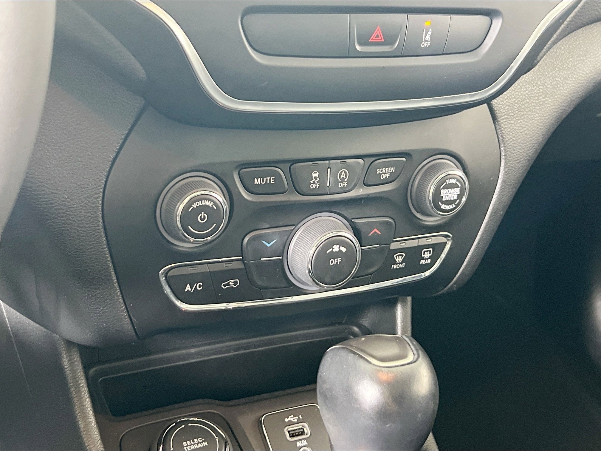Used 2022 Jeep Cherokee Latitude w/ Sun & Sound Group AWD/4WD image 15