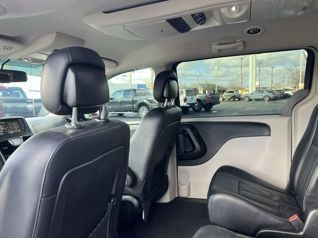 Used 2016 Chrysler Town & Country Touring image 27
