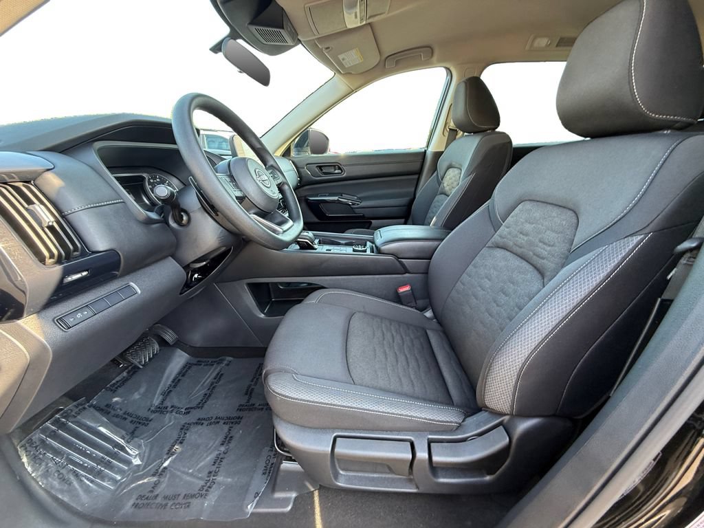 Used 2025 Nissan Pathfinder S AWD/4WD image 9