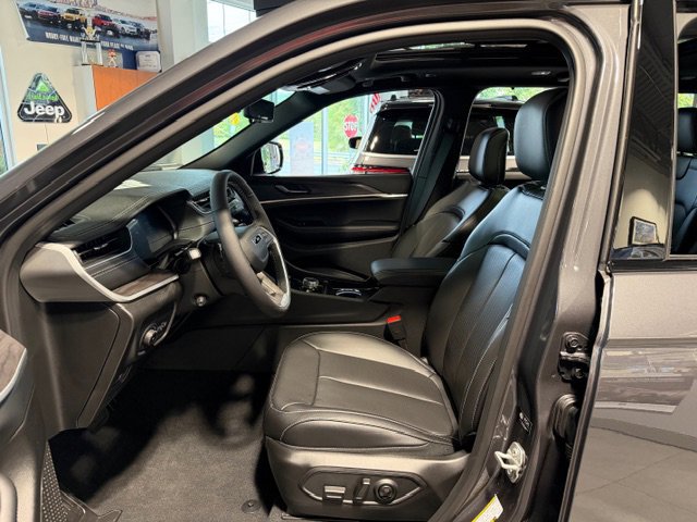 New 2025 Jeep Grand Cherokee Limited w/ Luxury Tech Group II image 2