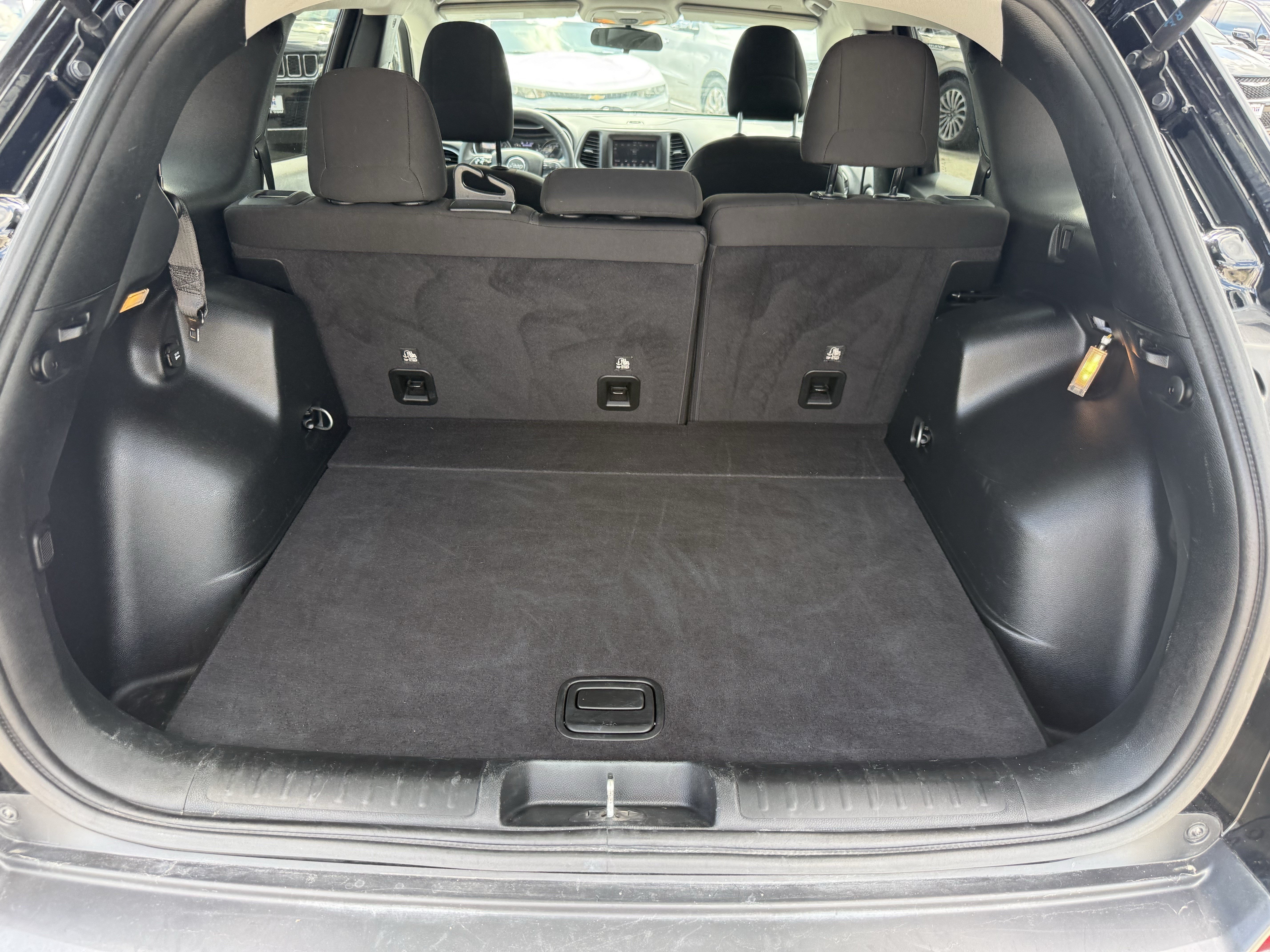 Used 2019 Jeep Cherokee Latitude w/ Popular Appearance Group FWD image 29