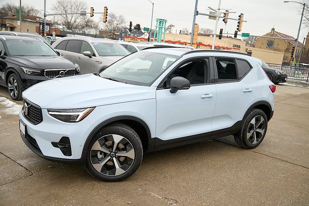 New 2026 Volvo XC40 B5 Plus w/ Climate Package image 3
