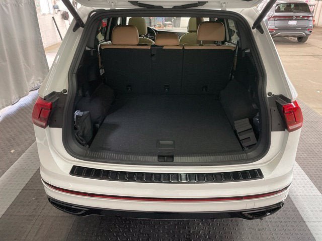 Certified 2024 Volkswagen Tiguan SE R-Line AWD/4WD image 10