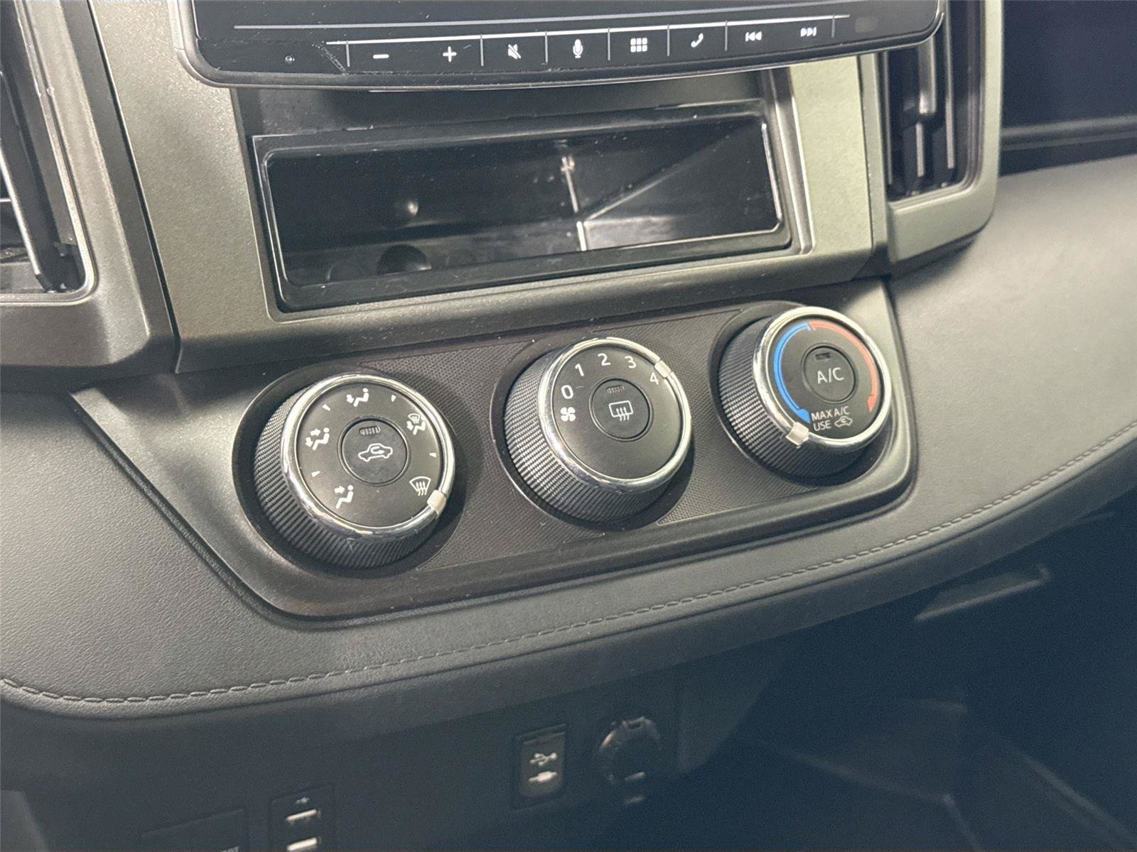 Used 2018 Toyota RAV4 LE FWD image 23