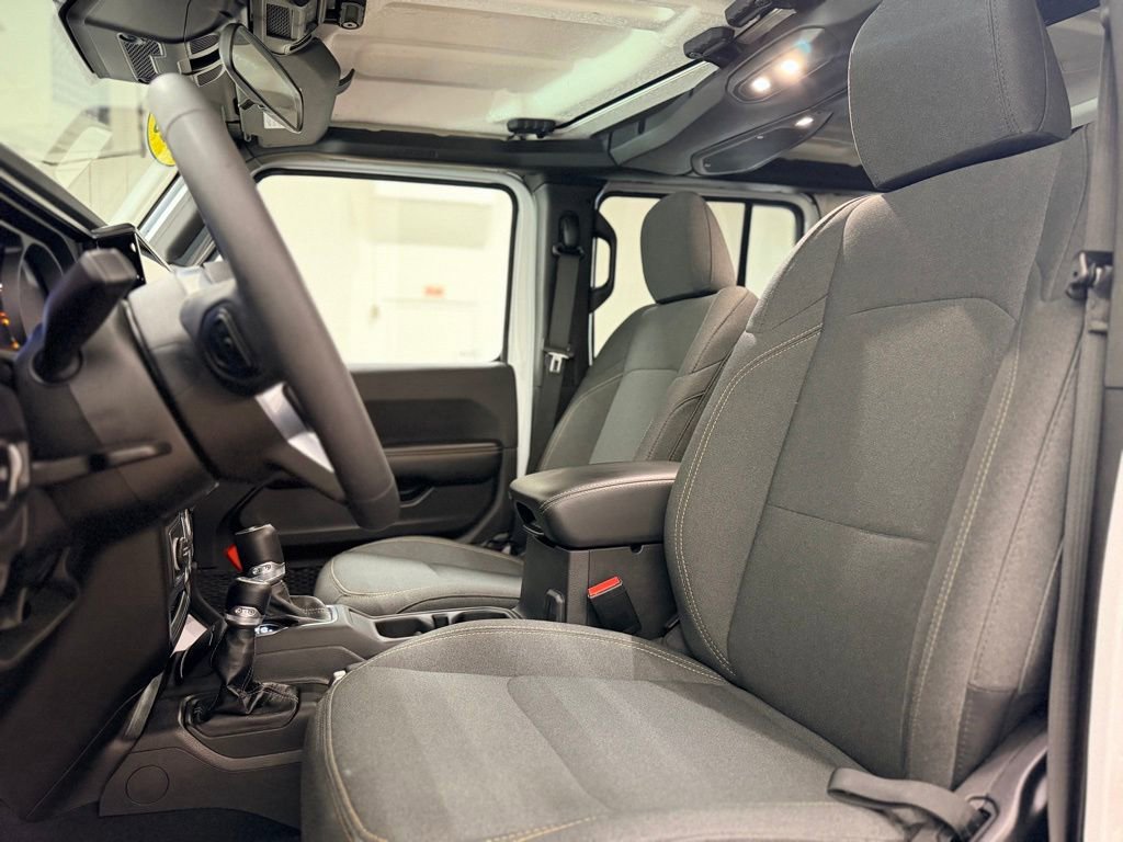 Used 2025 Jeep Wrangler Sahara AWD/4WD image 11