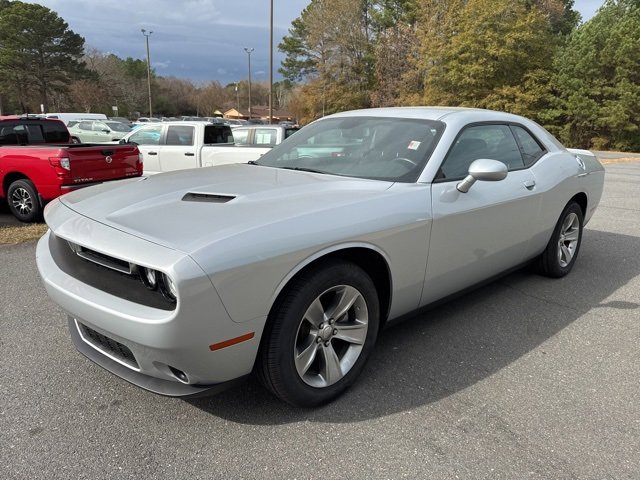 Used 2022 Dodge Challenger SXT image 3