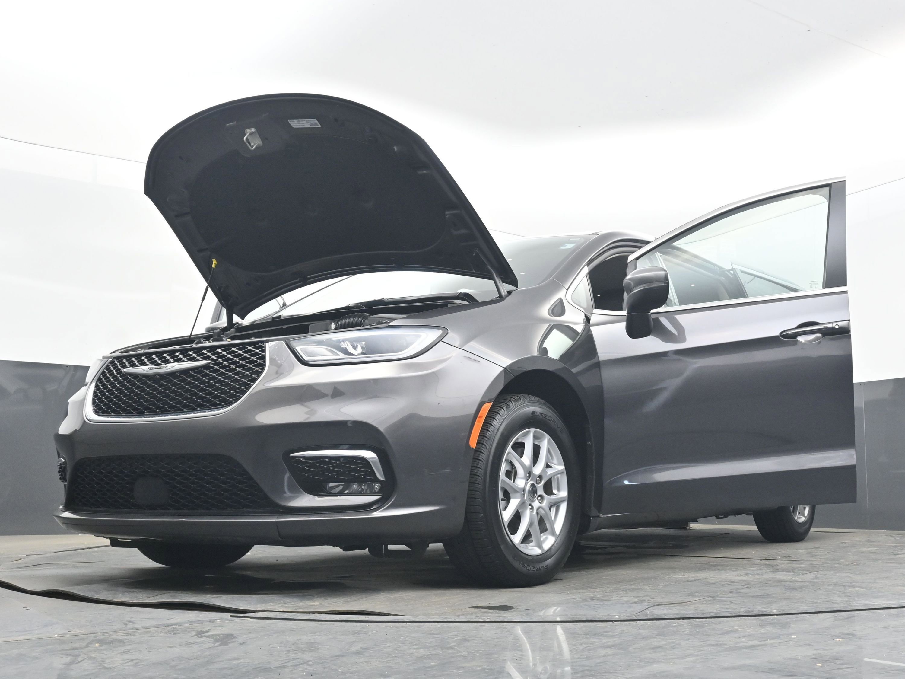 Used 2023 Chrysler Pacifica Touring-L image 42