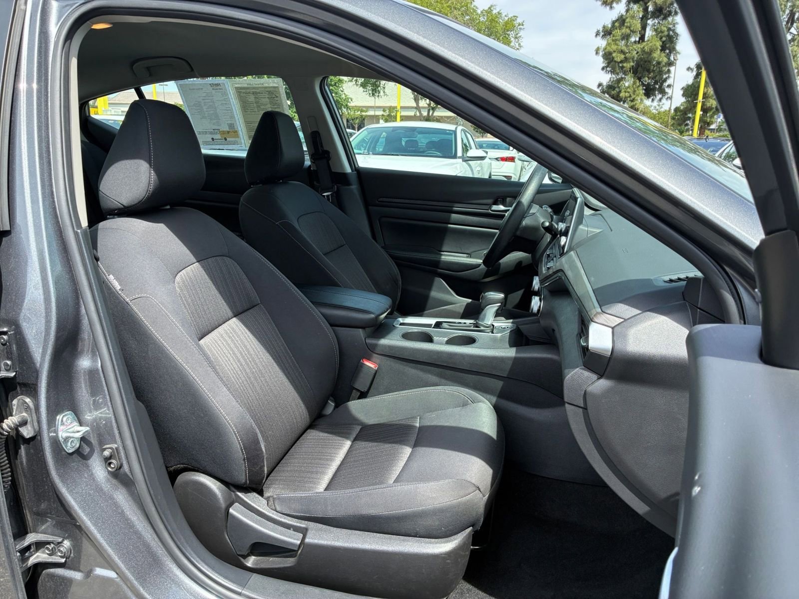 Used 2025 Nissan Altima 2.5 SV FWD image 36