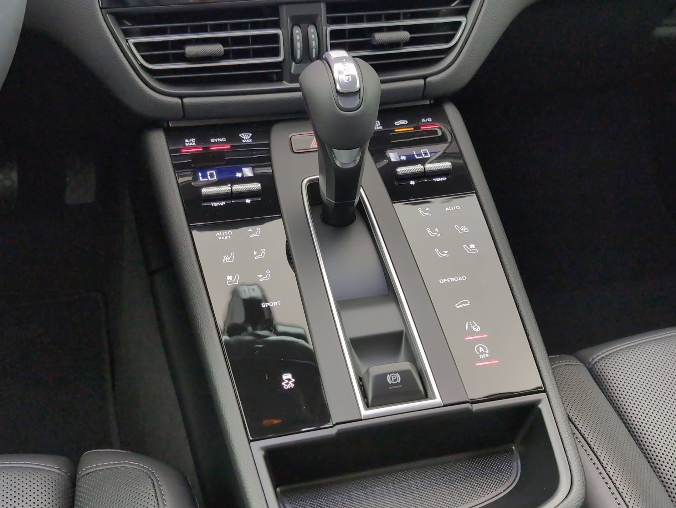 Certified 2025 Porsche Macan AWD/4WD image 25