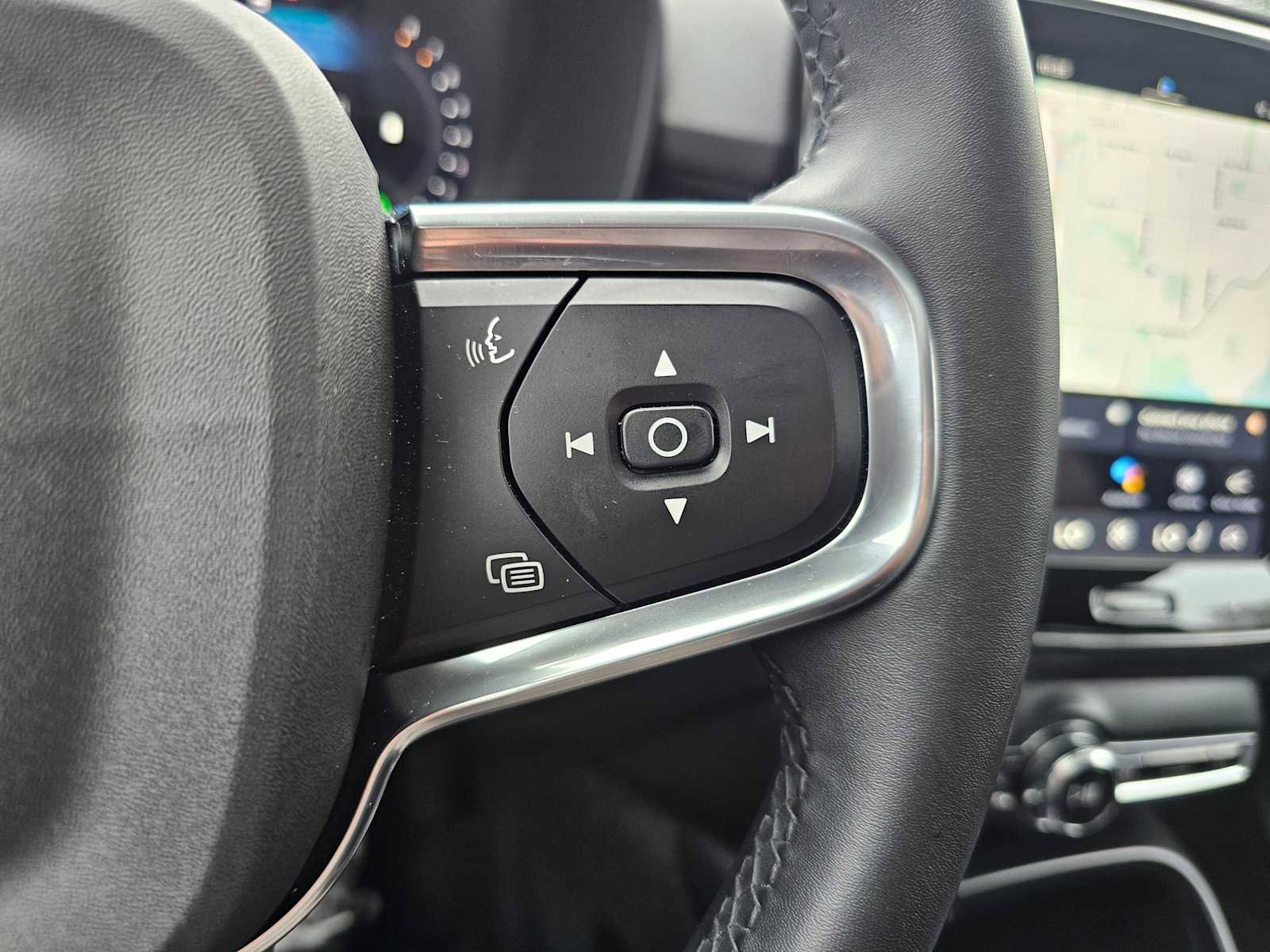 Certified 2024 Volvo XC40 B5 Ultimate w/ Protection Package Premier image 34