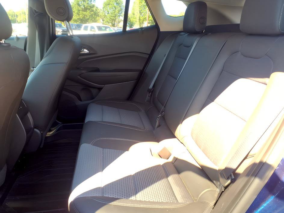 Used 2024 Chevrolet Trax LT w/ Driver Confidence Package FWD image 12