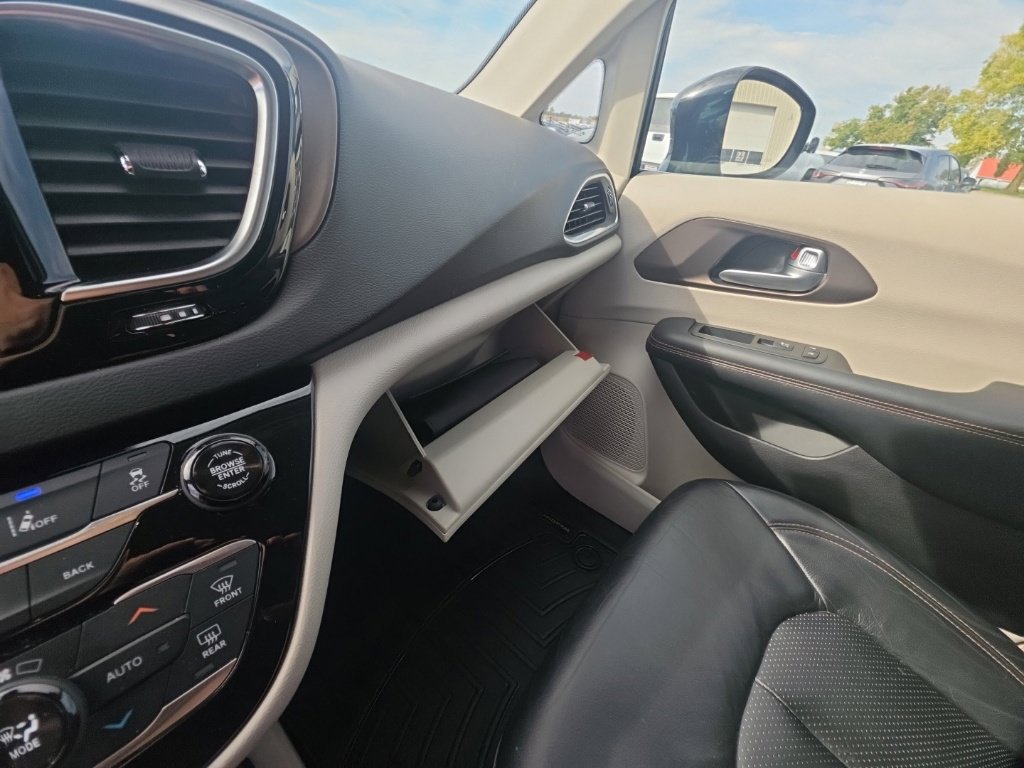 Used 2017 Chrysler Pacifica Touring-L Plus w/ Advanced Safetytec Group FWD image 24