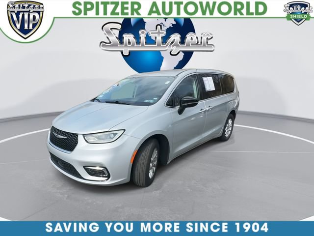 Used 2024 Chrysler Pacifica Touring-L image 4