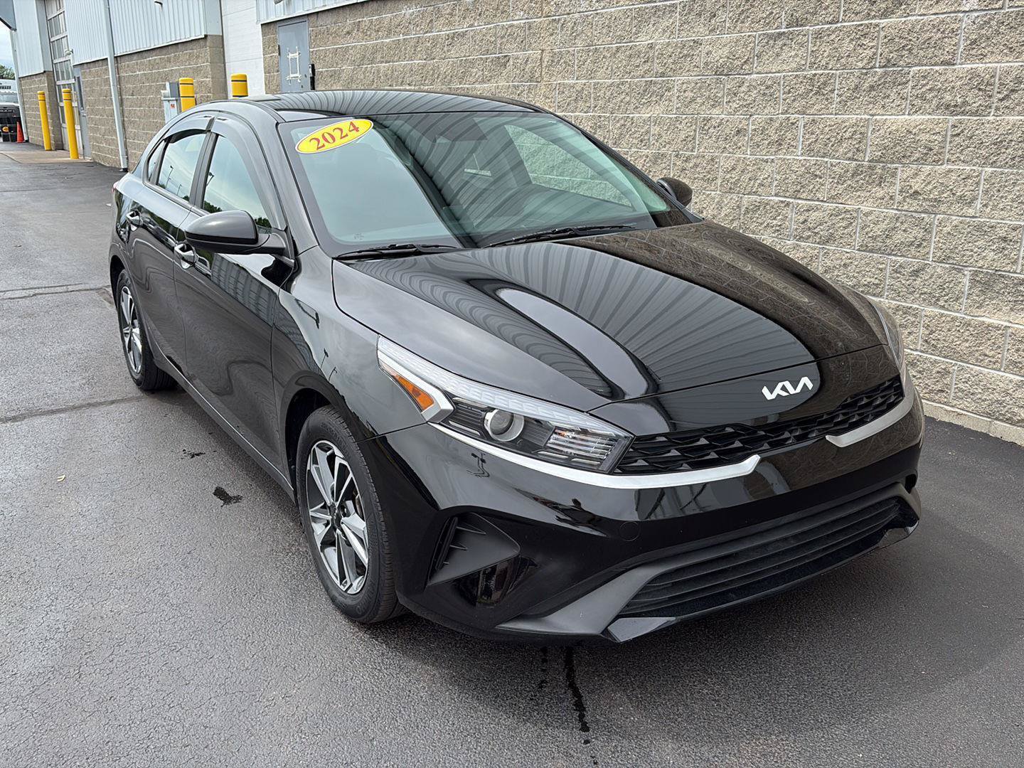 Used 2024 Kia Forte LXS FWD image 2