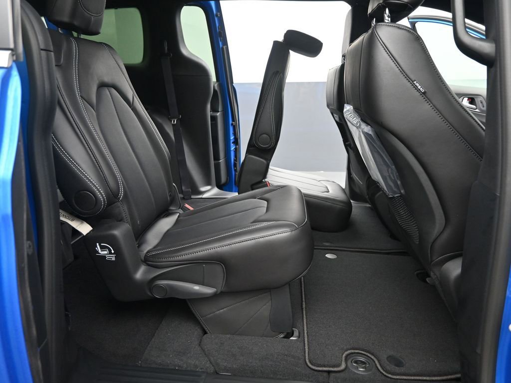 New 2026 Chrysler Pacifica Select image 15