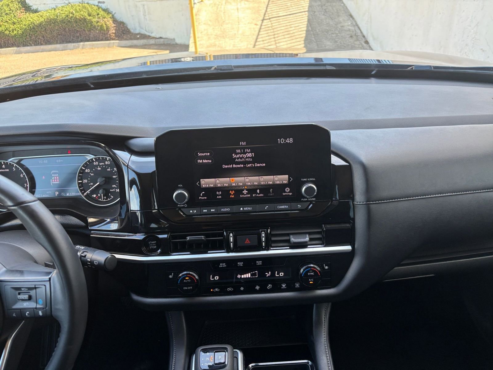 Used 2025 Nissan Pathfinder SV image 17
