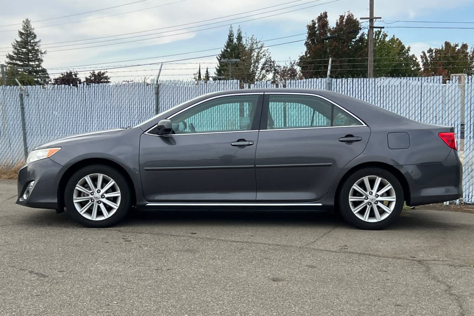 Used 2012 Toyota Camry XLE w/ Convenience Pkg FWD image 2