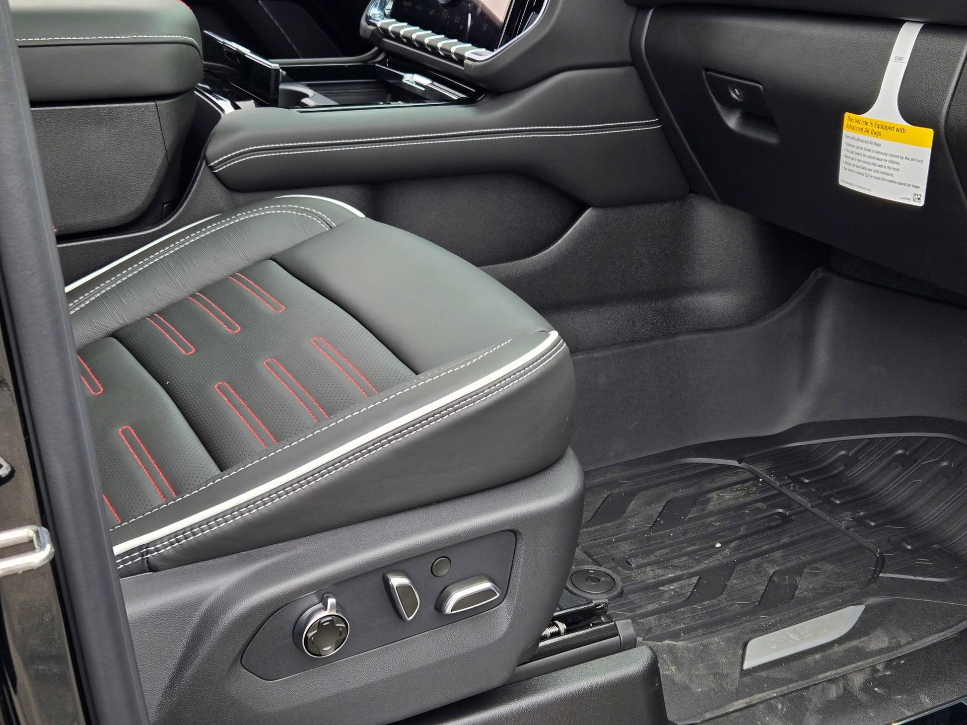 New 2026 GMC Yukon AT4 Ultimate w/ LPO, Floor Liner Package AWD/4WD image 18