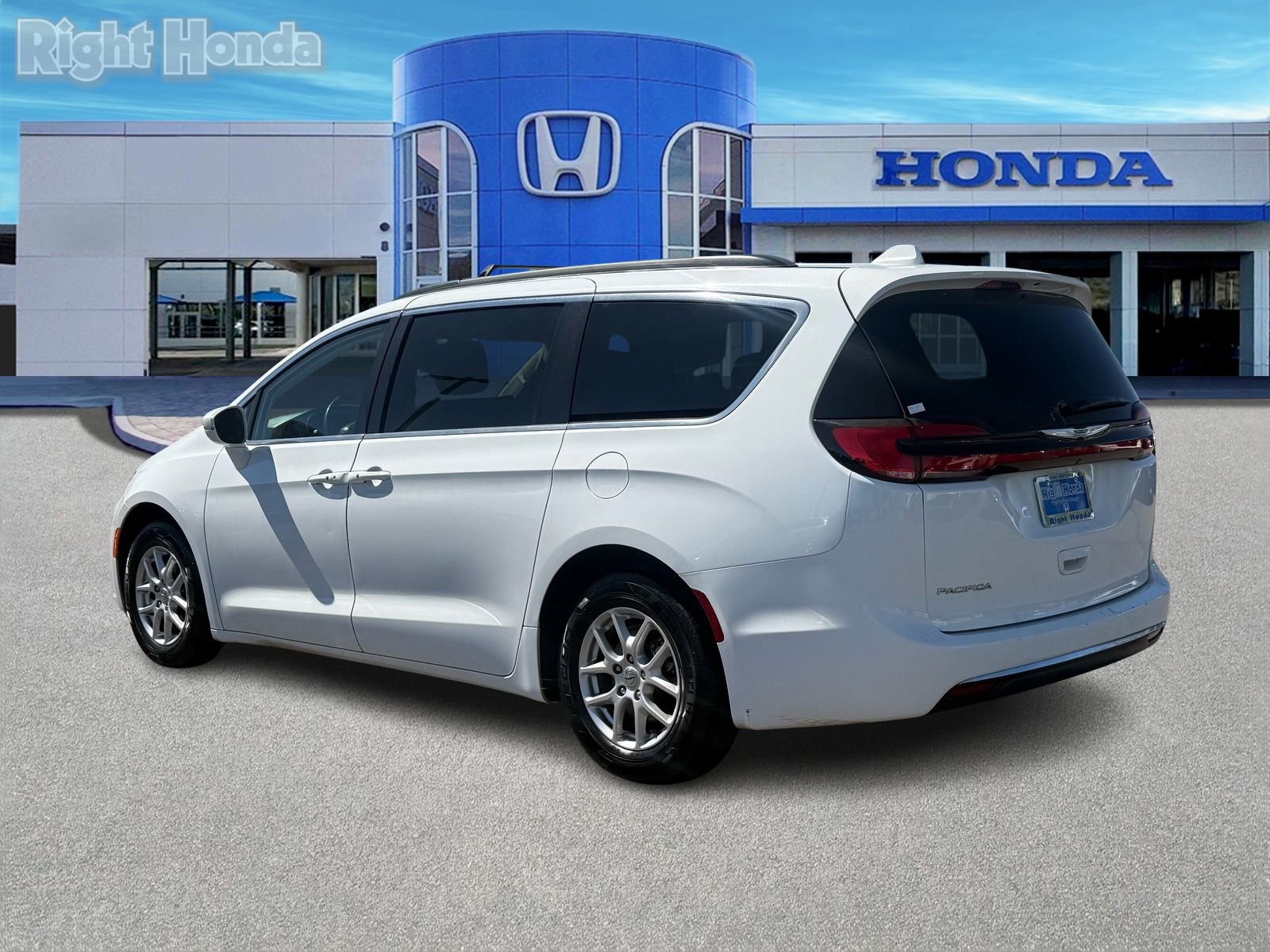 Used 2022 Chrysler Pacifica Touring-L image 4