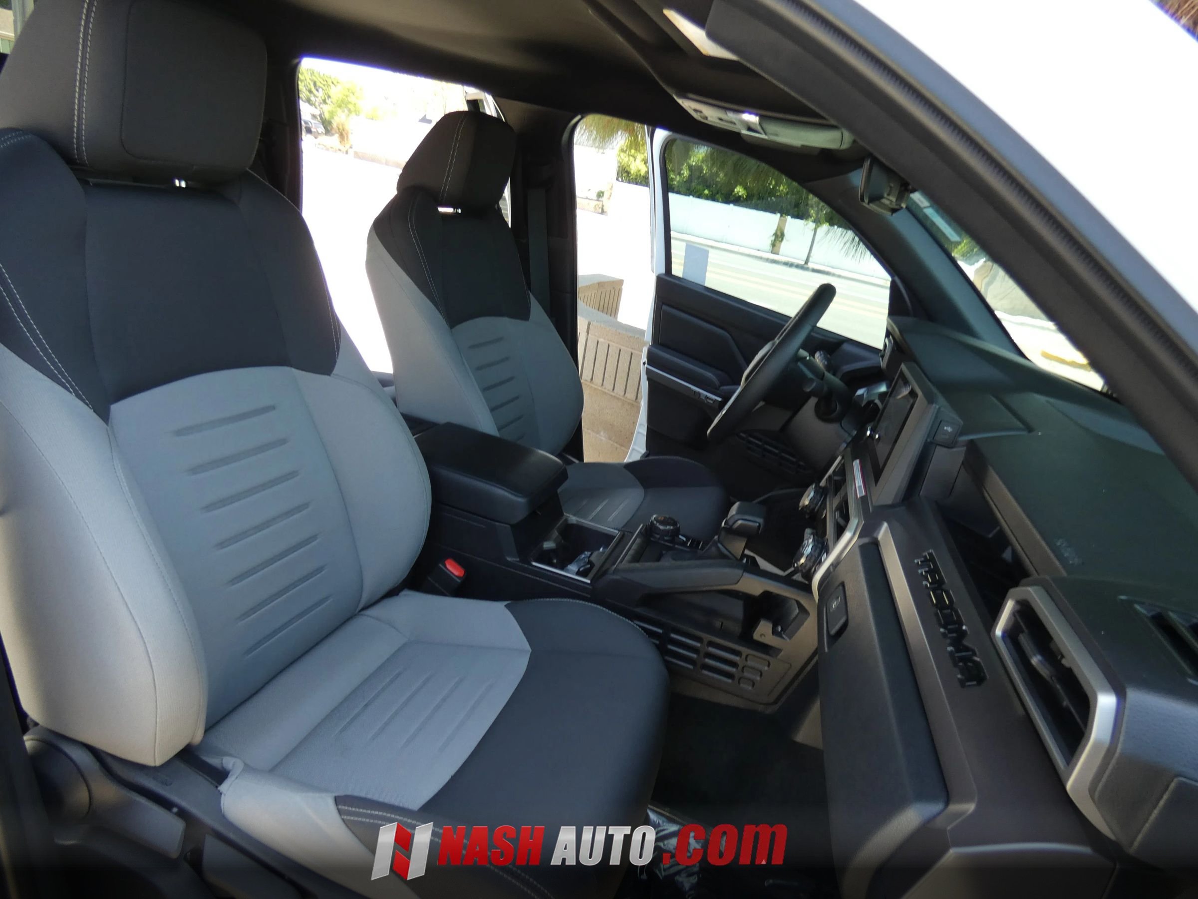 Used 2025 Toyota Tacoma TRD Sport AWD/4WD image 33