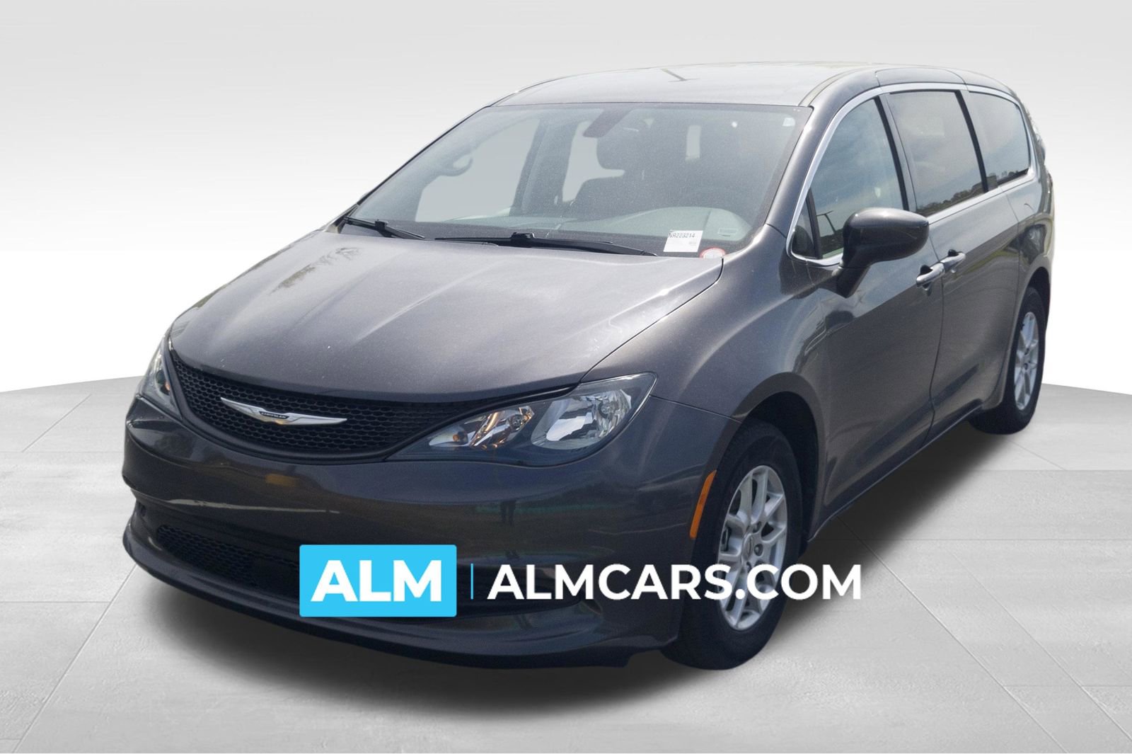 Used 2022 Chrysler Voyager LX image 1