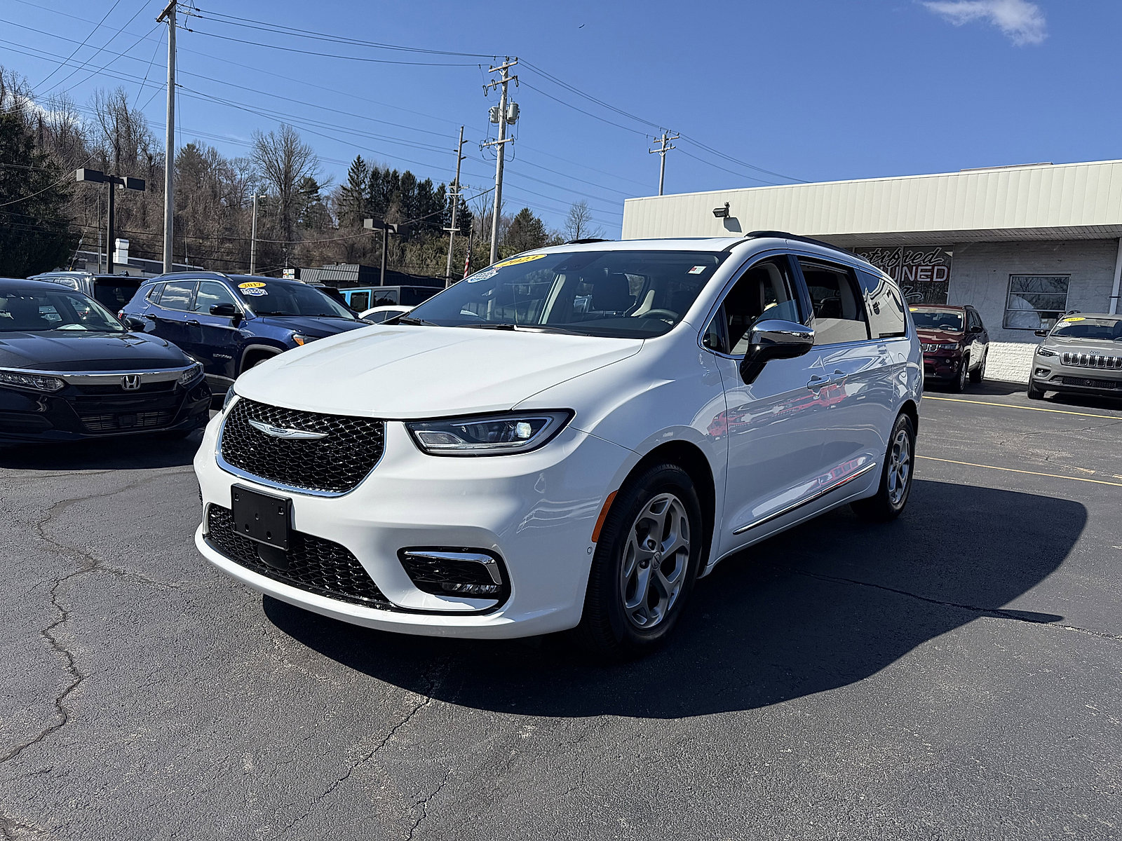 Used 2023 Chrysler Pacifica Limited w/ Uconnect Theater Family Group image 3