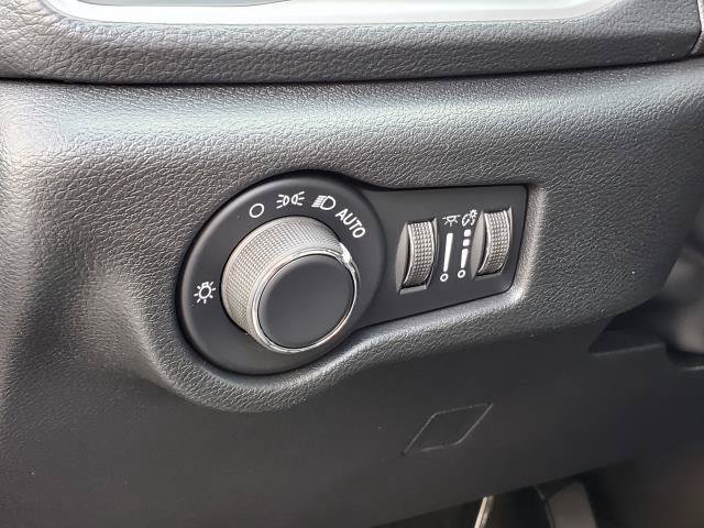 New 2027 Chrysler Pacifica Select AWD/4WD image 8