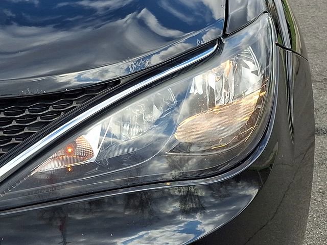 Used 2023 Chrysler Voyager LX image 9