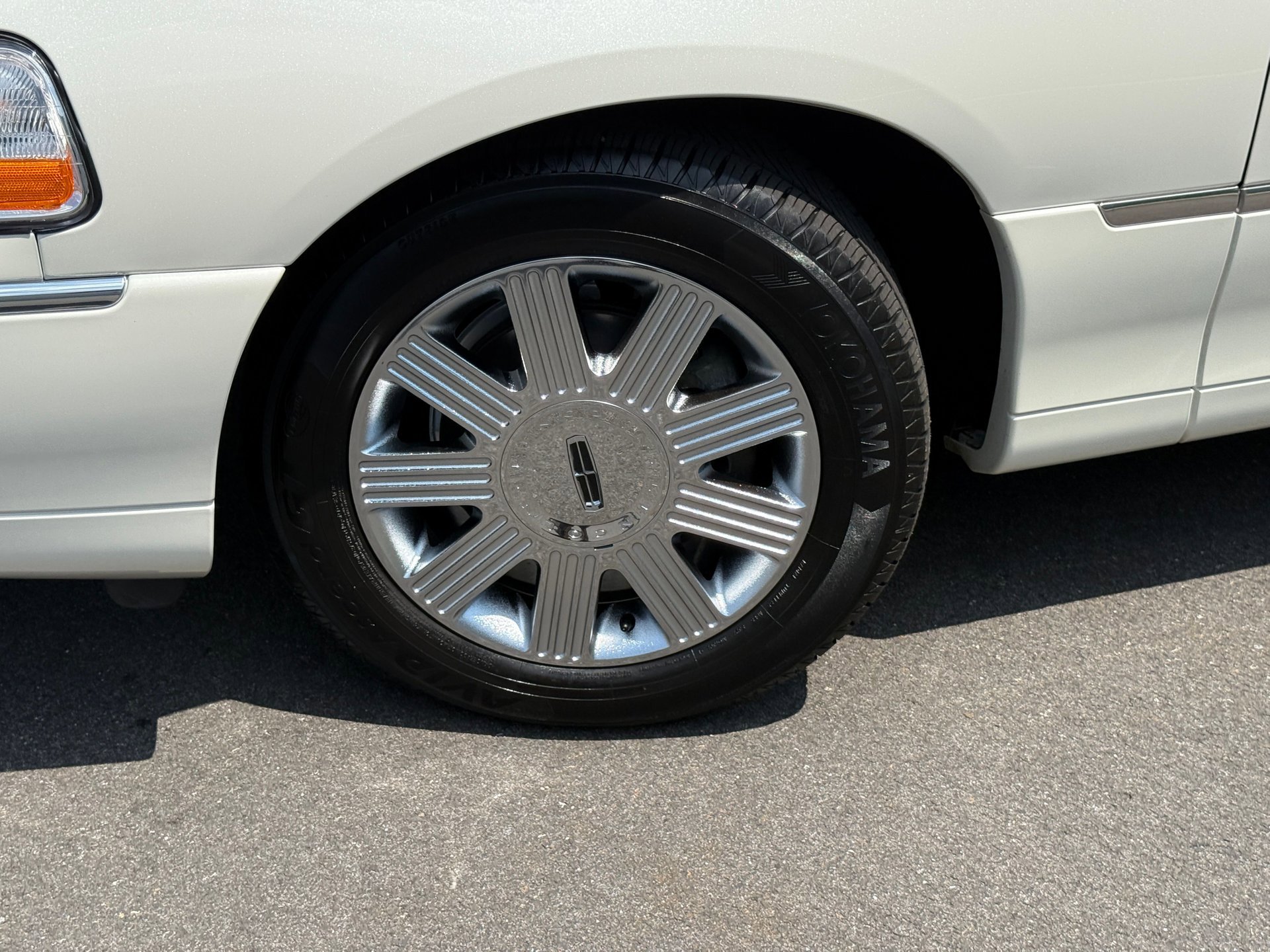 Used 2005 Lincoln Town Car Signature image 5