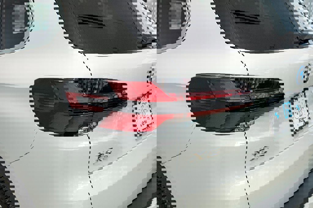 New 2026 BMW X5 xDrive50e w/ Premium Package image 9