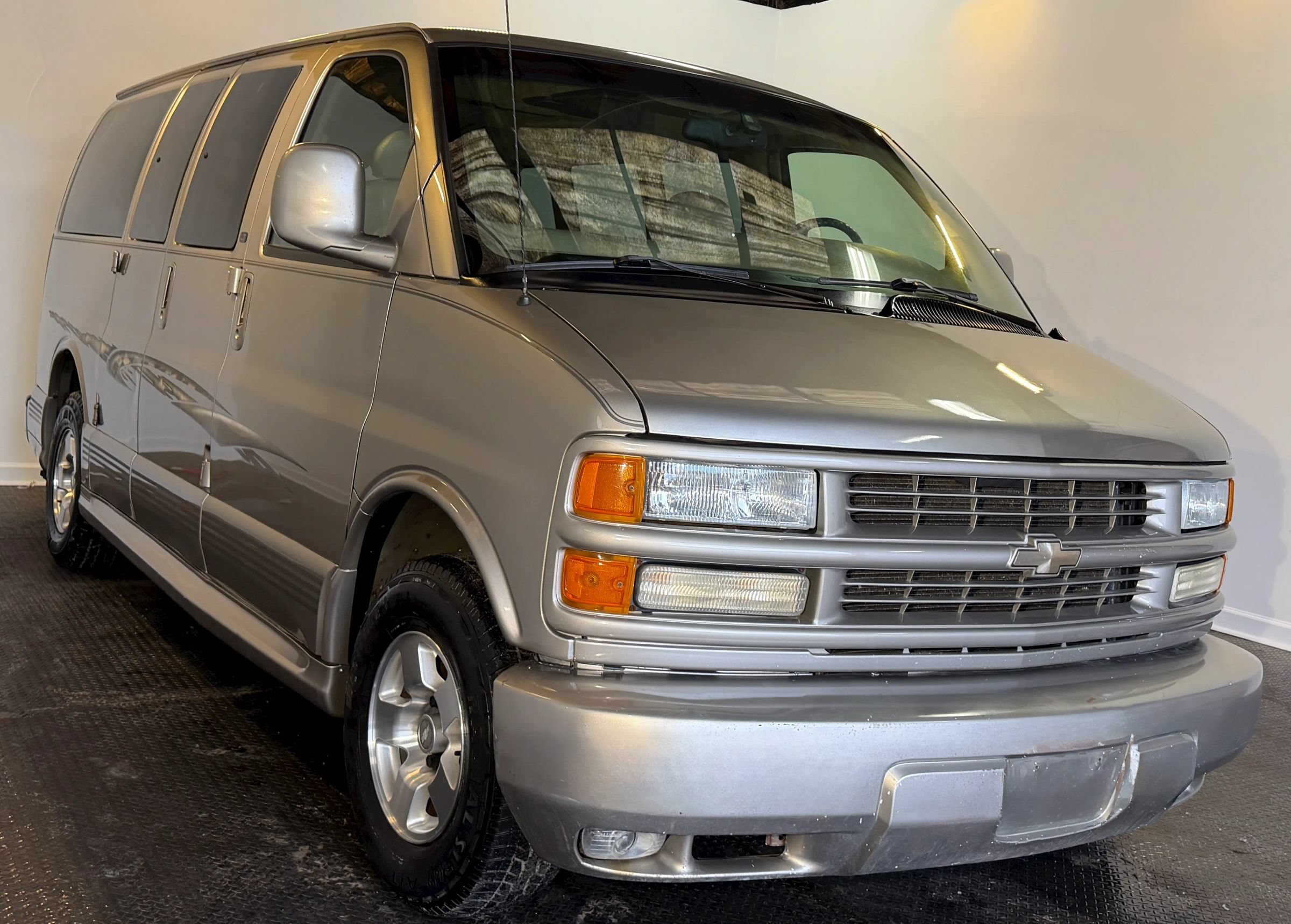 Used 2002 Chevrolet Express 1500 LT RWD image 5